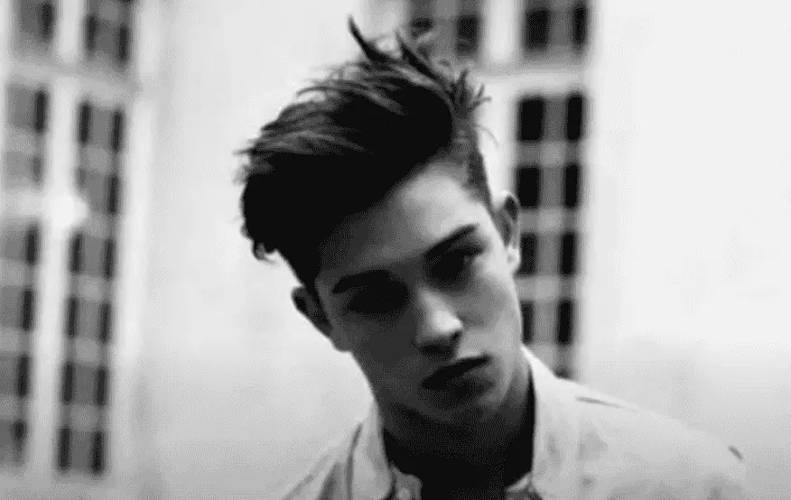 25+ Messy Hairstyles for Men That Are Stylish, Modern, and Easy to Wear 3 messy hair men haircut